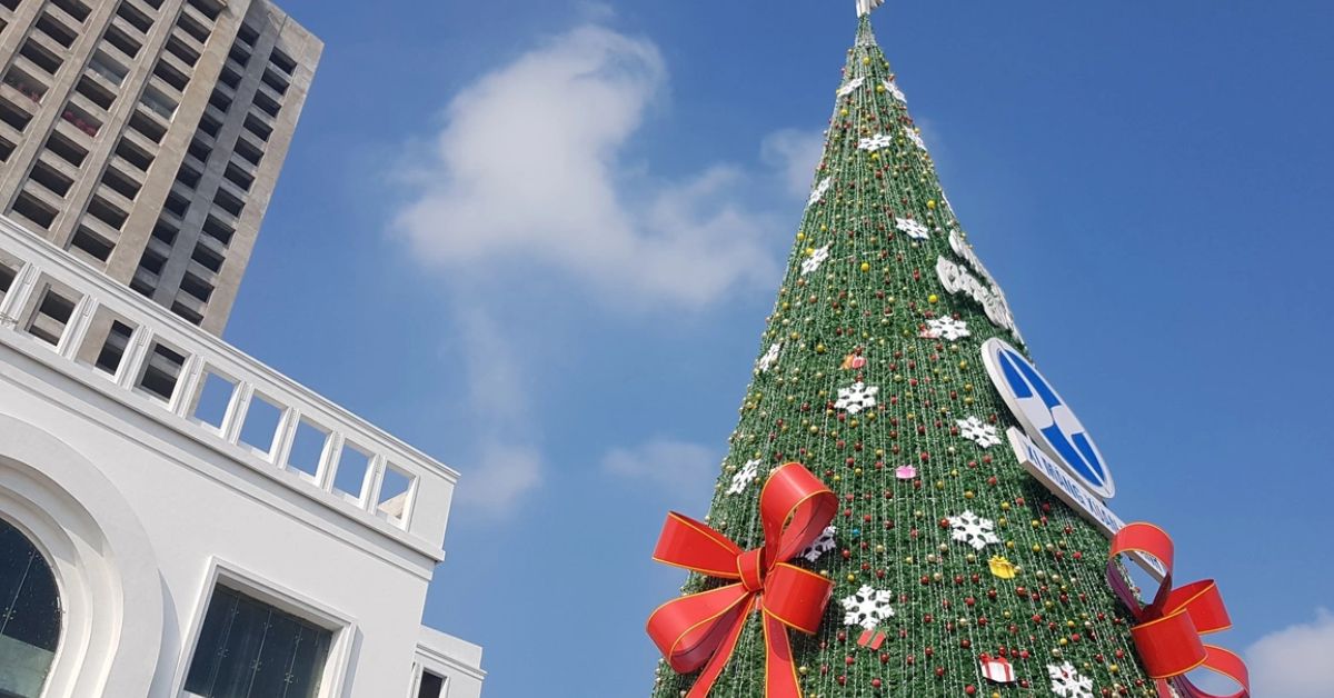 Trang trí cây thông Noel ngoài trời