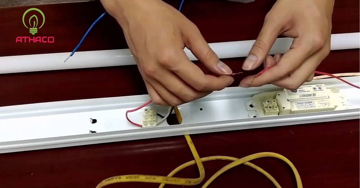 Cách lắp đặt máng đèn LED