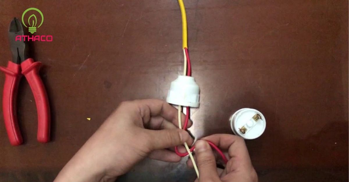 Vì sao bạn nên biết cách nối dây điện vào đui đèn?